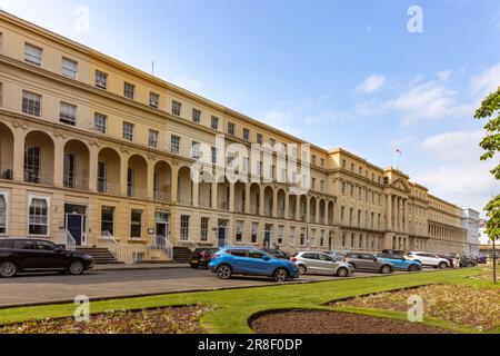 Les bureaux municipaux le long de la Promenade à Cheltenham, Gloucestershire, Angleterre. Banque D'Images