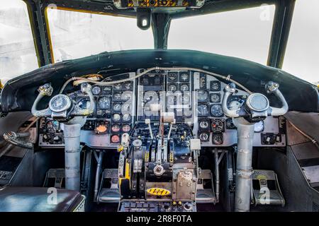 Tableau de bord, commandes et commandes vintage dans le cockpit d'un avion Hawkeye E-2 Banque D'Images