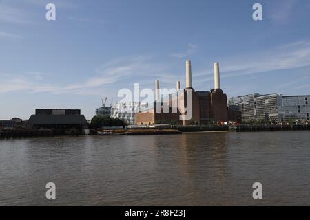 Façade nord de la centrale électrique Battersea vue sur la Tamise Londres juin 2023 Banque D'Images