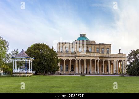 Pittville Pump Room et anciens bâtiments d'eau minérale spa à Pittville Park, Cheltenham, Gloucestershire, Angleterre Banque D'Images