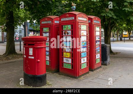 Groupe de boîtes téléphoniques rouges et boîte postale, Promenade, centre-ville de Cheltenham Banque D'Images