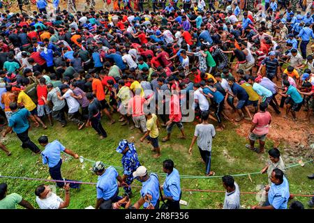 Guptipara, Inde. 20th juin 2023. Les dévotés tirent un Chariot de Lord Jagannath pendant le festival de Chariot. Ratha Yatra, également appelé Rathayatra, Rathajatra, ou festival de Chariot lié à Lord Jagannath, est célébré dans le monde entier selon la mythologie hindoue. Rathayatra est un voyage dans un char du Seigneur Jagannath accompagné par le public célébré annuellement. Des dizaines de fidèles se sont réunis pour assister au festival. (Photo par Avishek Das/SOPA Images/Sipa USA) crédit: SIPA USA/Alay Live News Banque D'Images