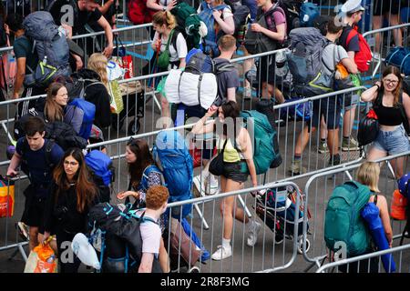 Les festivalgoers attendent en file d'attente pour les bus de la gare de Castle Cary au site du festival de Glastonbury à la ferme de Carry dans le Somerset. Date de la photo: Mercredi 21 juin 2023. Banque D'Images