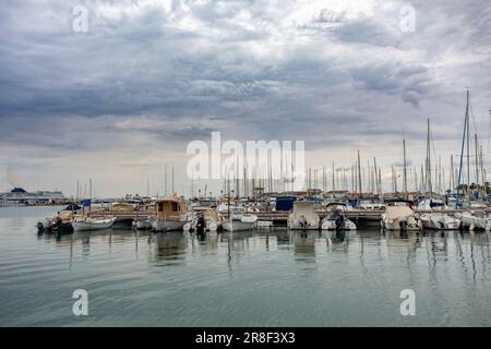 Navires ancrés dans le port d'Alcudia. Météo du matin. Îles Baléares, Majorque, Espagne. Banque D'Images