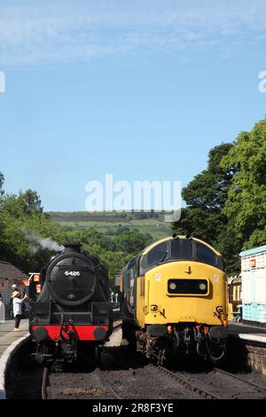 Conserve la locomotive à vapeur LMS Black 5 5428 Eric Treacy et la locomotive diesel de classe 37 37264 à la gare de Grosmont, sur le chemin de fer North Yorkshire Moors. Banque D'Images