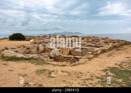 Nécropole de son Real, préhistorique, en grande partie au-dessus de la terre de sépulture sur la côte nord de Majorque. CAN Picafort, Îles Baléares, Espagne. Banque D'Images