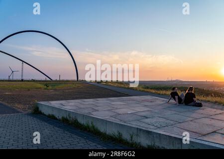 L'observatoire horizontal sur le tas de scories de Hoheward, au coucher du soleil, parc paysager, NRW, Allemagne, Banque D'Images