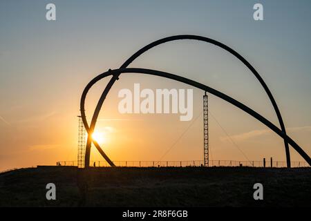 L'observatoire horizontal sur le tas de scories de Hoheward, au coucher du soleil, parc paysager, NRW, Allemagne, Banque D'Images