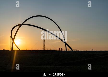 L'observatoire horizontal sur le tas de scories de Hoheward, au coucher du soleil, parc paysager, NRW, Allemagne, Banque D'Images