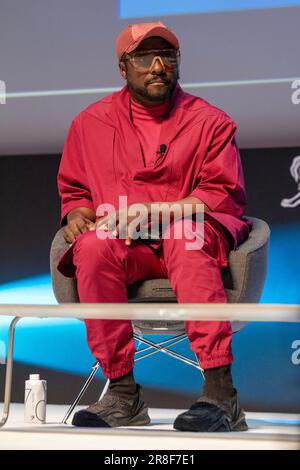 Cannes, France - 20 juin 2023: Will.i.am innovateur créatif, futuriste, artiste, fondateur et PDG FYI s'exprime sur scène lors de la session débloquer le potentiel créatif inné de tout le monde : la nouvelle ère de la collaboration au Lions de Cannes 2023 © ifnm press Banque D'Images