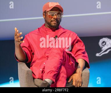 Cannes, France - 20 juin 2023: Will.i.am innovateur créatif, futuriste, artiste, fondateur et PDG FYI s'exprime sur scène lors de la session débloquer le potentiel créatif inné de tout le monde : la nouvelle ère de la collaboration au Lions de Cannes 2023 © ifnm press Banque D'Images