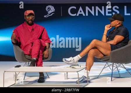 Cannes, France - 20 juin 2023 : Jonathan Mildenhall (TwentyFirstCenturyBrand) et will.i.am parlent sur scène lors de la session débloquer le potentiel créatif inné de tout le monde : la nouvelle ère de la collaboration aux Lions de Cannes 2023 © ifnm press Banque D'Images
