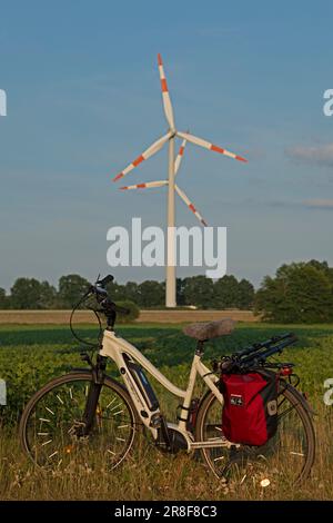 E-Bike, centrales éoliennes, arbres, Südergellersen, Basse-Saxe, Allemagne Banque D'Images