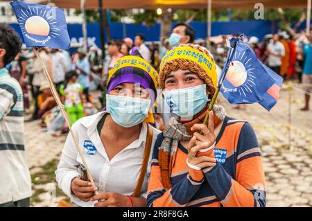 Portrait de 2 supporters de Sam Rainsy portant un masque facial et brandisant des drapeaux lors d'une manifestation politique. Parc de la liberté, Phnom Penh, Cambodge. © Kraig Lieb Banque D'Images