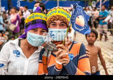 Portrait de 2 supporters de Sam Rainsy portant un masque facial lors d'une manifestation politique. Parc de la liberté, Phnom Penh, Cambodge. © Kraig Lieb Banque D'Images