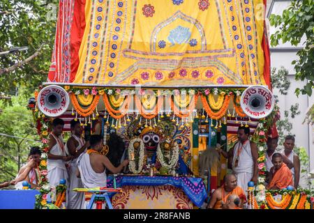 Kolkata, Inde. 20th juin 2023. Un dévot effectue des rituels pendant la procession du festival. La communauté ISKCON de Kolkata célèbre le festival annuel de Rath yatra ou le festival de Chariot. Crédit : SOPA Images Limited/Alamy Live News Banque D'Images