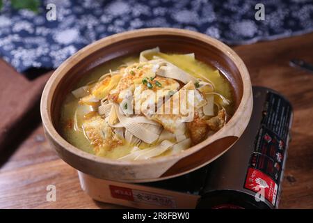 Peau de tofu compotée avec des œufs brouillés Banque D'Images