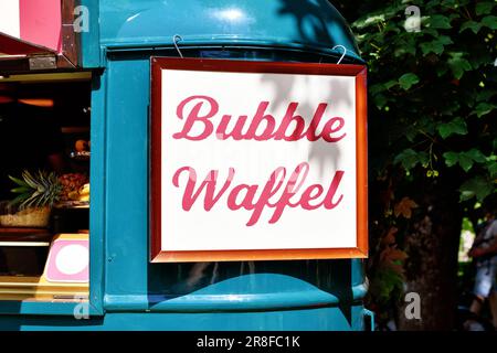 Neckargemund, Allemagne - 1 mai 2023: Panneau disant «Bubble Waffel» sur camion de nourriture de rue Banque D'Images