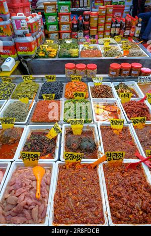 Busan, Corée du Sud - 28 mai 2023: Vente de cornichons sur le marché de Gukje ou sur le marché international situé dans le district de nambudong à Busan, Corée du Sud. Banque D'Images