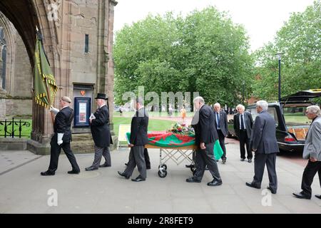 Cathédrale de Hereford, Hereford, Herefordshire, Royaume-Uni – mercredi 21st juin 2023 – les funérailles de Mel Parry QGM ont eu lieu cet après-midi à la cathédrale de Hereford. Mel Parry a reçu la Médaille de la galanterie Queens ( QGM ) pour son rôle dans l'assaut du Service aérien spécial ( 22 SAS Regt ) contre l'ambassade iranienne à Londres le 5th mai 1980 pour libérer des otages détenus par six hommes armés. Photo Steven May / Alamy Live News Banque D'Images