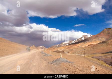 Véhicule au col Ak-Baital, 4655m, le point le plus élevé de l'autoroute Pamir Tadjikistan Banque D'Images