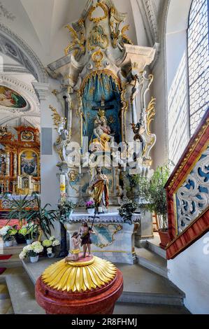 Autel latéral et police baptismale, église paroissiale de Saint Theodor et Alexander à Haldenwang, Allgaeu, Bavière, Allemagne Banque D'Images