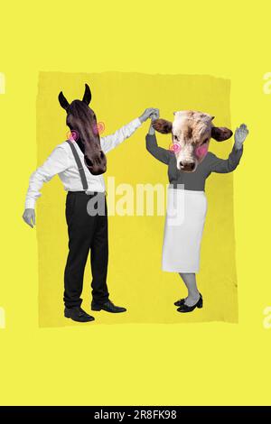 Montage vertical image de deux noir effet blanc élégant personnes tête de vache de cheval main dansant isolé sur fond jaune Banque D'Images