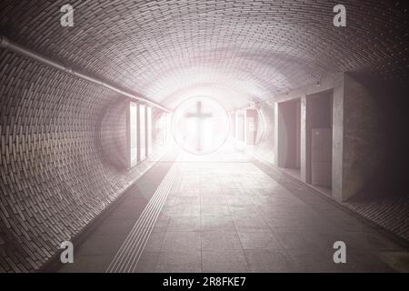 La croix et la lumière vive au bout du tunnel. Vue sur le tunnel de la gare. Métro, transition tunnel Banque D'Images