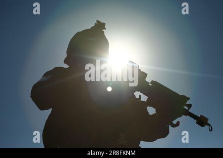 Bagdad, Irak. 21st juin 2023. Un membre armé du Service iraquien de lutte contre le terrorisme participe à l'exercice Iron Fist. Credit: Ameer Al-Mohammadawi/dpa/Alamy Live News Banque D'Images