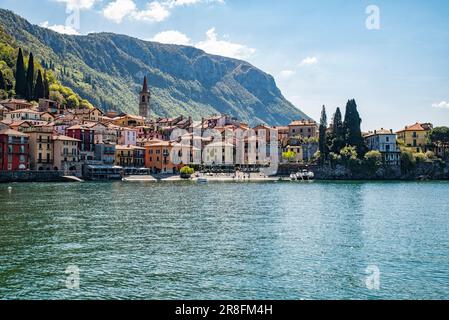 Vue sur le village de Varenna sur le lac de Côme Banque D'Images