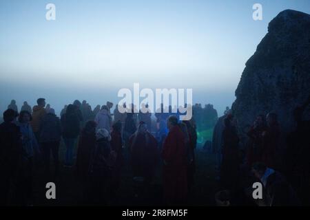 Des fêtards spirituels attendent le lever du soleil à l'aube pendant le solstice d'été (mi-été et le jour le plus long) aux anciennes pierres du Néolithique tardif de Stonehenge, le 21st juin 2023, à Wiltshire, en Angleterre. Le solstice d'été est le jour le plus long et la nuit la plus courte de l'hémisphère nord, lorsque l'axe de la terre est incliné à son point le plus proche du soleil et les païens disent que l'ancien monument est un lieu sacré qui relie la Terre, la Lune, le Soleil et les saisons. Stonehenge a été construit en trois phases entre 3 000 C.-B. et 1 600 C.-B. Stonehenge est la propriété du patrimoine anglais qui dit que 8 000 visiteurs vont Banque D'Images