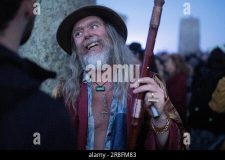 Les fêtards spirituellement fêtent le solstice d'été (mi-été et le jour le plus long) aux anciennes pierres du Néolithique tardif de Stonehenge, le 21st juin 2023, à Wiltshire, en Angleterre. Le solstice d'été est le jour le plus long et la nuit la plus courte de l'hémisphère nord, lorsque l'axe de la terre est incliné à son point le plus proche du soleil et les païens disent que l'ancien monument est un lieu sacré qui relie la Terre, la Lune, le Soleil et les saisons. Stonehenge a été construit en trois phases entre 3 000 C.-B. et 1 600 C.-B. Stonehenge est la propriété du patrimoine anglais qui a déclaré que 8 000 visiteurs ont été autorisés à pénétrer dans le Banque D'Images