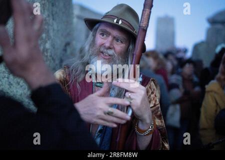 Les fêtards spirituellement fêtent le solstice d'été (mi-été et le jour le plus long) aux anciennes pierres du Néolithique tardif de Stonehenge, le 21st juin 2023, à Wiltshire, en Angleterre. Le solstice d'été est le jour le plus long et la nuit la plus courte de l'hémisphère nord, lorsque l'axe de la terre est incliné à son point le plus proche du soleil et les païens disent que l'ancien monument est un lieu sacré qui relie la Terre, la Lune, le Soleil et les saisons. Stonehenge a été construit en trois phases entre 3 000 C.-B. et 1 600 C.-B. Stonehenge est la propriété du patrimoine anglais qui a déclaré que 8 000 visiteurs ont été autorisés à pénétrer dans le Banque D'Images