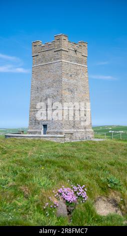 Kitchener Memorial érigé par le peuple d'Orkney après la mort de Lord Kitchener lorsque le bateau HMS Hampshire a coulé en 1916, pendant la première Guerre mondiale. M Banque D'Images