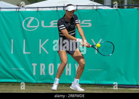 Ilkley, West Yorkshire, 21st juin 2023. Ilkley Lawn tennis & squash Club, Stourton Road, Ilkley, West Yorkshire, 21st juin 2023. Mirjam Bjorklund lors de la ITF World tennis Tour W100 Ilkley match contre Ann LI crédit: Touchlinepics/Alamy Live News Banque D'Images