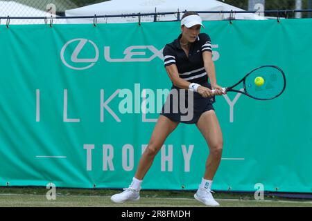 Ilkley, West Yorkshire, 21st juin 2023. Ilkley Lawn tennis & squash Club, Stourton Road, Ilkley, West Yorkshire, 21st juin 2023. Mirjam Bjorklund lors de la ITF World tennis Tour W100 Ilkley match contre Ann LI crédit: Touchlinepics/Alamy Live News Banque D'Images