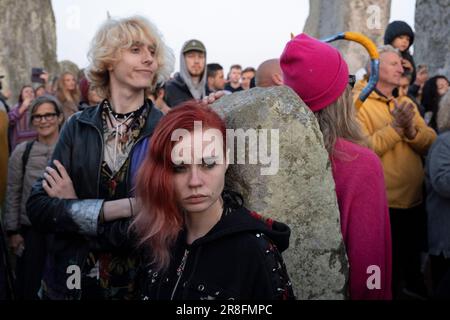 Les fêtards spirituellement fêtent le solstice d'été (mi-été et le jour le plus long) aux anciennes pierres du Néolithique tardif de Stonehenge, le 21st juin 2023, à Wiltshire, en Angleterre. Le solstice d'été est le jour le plus long et la nuit la plus courte de l'hémisphère nord, lorsque l'axe de la terre est incliné à son point le plus proche du soleil et les païens disent que l'ancien monument est un lieu sacré qui relie la Terre, la Lune, le Soleil et les saisons. Stonehenge a été construit en trois phases entre 3 000 C.-B. et 1 600 C.-B. Stonehenge est la propriété du patrimoine anglais qui a déclaré que 8 000 visiteurs ont été autorisés à pénétrer dans le Banque D'Images