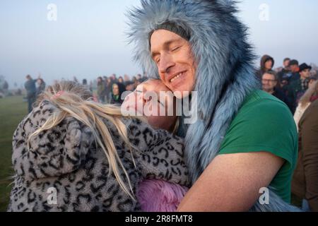 Les fêtards spirituellement fêtent le solstice d'été (mi-été et le jour le plus long) aux anciennes pierres du Néolithique tardif de Stonehenge, le 21st juin 2023, à Wiltshire, en Angleterre. Le solstice d'été est le jour le plus long et la nuit la plus courte de l'hémisphère nord, lorsque l'axe de la terre est incliné à son point le plus proche du soleil et les païens disent que l'ancien monument est un lieu sacré qui relie la Terre, la Lune, le Soleil et les saisons. Stonehenge a été construit en trois phases entre 3 000 C.-B. et 1 600 C.-B. Stonehenge est la propriété du patrimoine anglais qui a déclaré que 8 000 visiteurs ont été autorisés à pénétrer dans le Banque D'Images