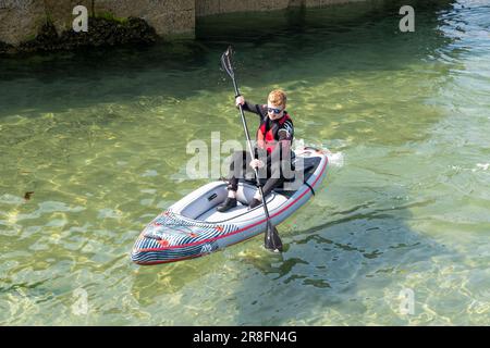 18 juin 2023. Cullen, Moray, Écosse. C'est un homme paddleboard dans le port de Cullen lors d'une journée d'été très ensoleillée. Banque D'Images