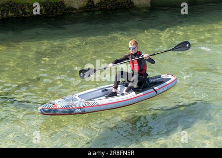 18 juin 2023. Cullen, Moray, Écosse. C'est un homme paddleboard dans le port de Cullen lors d'une journée d'été très ensoleillée. Banque D'Images