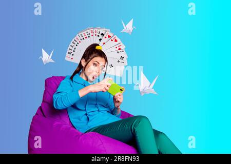 Collage 3D pinup image d'esquisse de la dame accro funky jouant moderne gadget jeu de carte isolé bleu couleur fond Banque D'Images