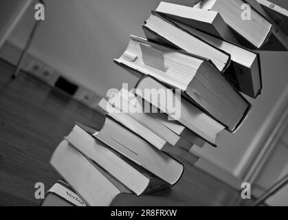 Piles de livres de différentes tailles et couleurs Banque D'Images