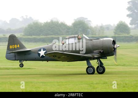 Une journée de vol à la collection Shuttleworth avec L'AT-6D nord-américaine Harvard III, G-KAMY 8084, Old Warden, Bedfordshire en 2010 Banque D'Images