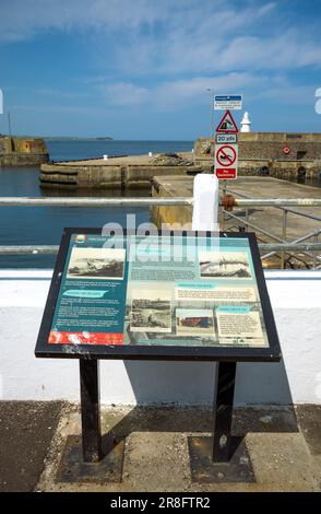 Panneau d'information sur l'histoire de MacDuff Harbour, Aberdeenshire, Écosse, Royaume-Uni Banque D'Images
