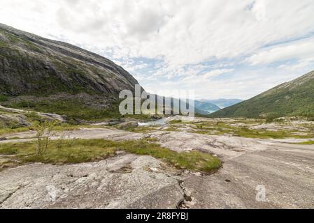 Randonnée à Husedalen, Norvège, par une journée d'été partiellement ensoleillée. Le temps est bon et il y a de bonnes vues sur le sentier. Hardangerfjord visible à distance. Banque D'Images