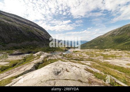 Randonnée à Husedalen, Norvège, par une journée d'été partiellement ensoleillée. Le temps est bon et il y a de bonnes vues sur le sentier. Hardangerfjord visible à distance. Banque D'Images