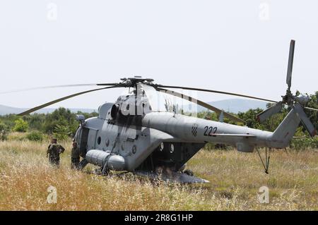 Pakovo Selo, Croatie. 21st juin 2023. Dans le canyon de la rivière Cikola, dans la région de Pakovo Selo, dans le comté de Sibenik-Knin, un hélicoptère des forces armées hongroises, qui était en Croatie pour l'entraînement, s'est écrasé. La police a bloqué la route vers le site de l'accident de l'hélicoptère, un hélicoptère mi-171 SH et un avion de Pilatus de l'armée de l'air croate se sont joints à la recherche d'un hélicoptère militaire qui s'est écrasé, trois passagers ont été trouvés morts, à Pakovo Selo, en Croatie, sur 21 juin 2023. Photo: Dusko Jaramaz/PIXSELL crédit: Pixsell/Alay Live News Banque D'Images