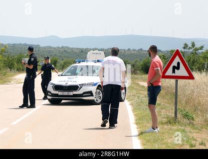 Pakovo Selo, Croatie. 21st juin 2023. Dans le canyon de la rivière Cikola, dans la région de Pakovo Selo, dans le comté de Sibenik-Knin, un hélicoptère des forces armées hongroises, qui était en Croatie pour l'entraînement, s'est écrasé. La police a bloqué la route vers le site de l'accident de l'hélicoptère, un hélicoptère mi-171 SH et un avion de Pilatus de l'armée de l'air croate se sont joints à la recherche d'un hélicoptère militaire qui s'est écrasé, trois passagers ont été trouvés morts, à Pakovo Selo, en Croatie, sur 21 juin 2023. Photo: Dusko Jaramaz/PIXSELL crédit: Pixsell/Alay Live News Banque D'Images