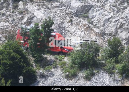 Pakovo Selo, Croatie. 21st juin 2023. Dans le canyon de la rivière Cikola, dans la région de Pakovo Selo, dans le comté de Sibenik-Knin, un hélicoptère des forces armées hongroises, qui était en Croatie pour l'entraînement, s'est écrasé. La police a bloqué la route vers le site de l'accident de l'hélicoptère, un hélicoptère mi-171 SH et un avion de Pilatus de l'armée de l'air croate se sont joints à la recherche d'un hélicoptère militaire qui s'est écrasé, trois passagers ont été trouvés morts, à Pakovo Selo, en Croatie, sur 21 juin 2023. Photo: Hrvoje Jelavic/PIXSELL crédit: Pixsell/Alay Live News Banque D'Images