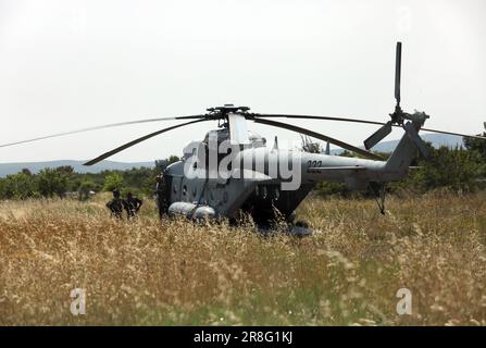 Pakovo Selo, Croatie. 21st juin 2023. Dans le canyon de la rivière Cikola, dans la région de Pakovo Selo, dans le comté de Sibenik-Knin, un hélicoptère des forces armées hongroises, qui était en Croatie pour l'entraînement, s'est écrasé. La police a bloqué la route vers le site de l'accident de l'hélicoptère, un hélicoptère mi-171 SH et un avion de Pilatus de l'armée de l'air croate se sont joints à la recherche d'un hélicoptère militaire qui s'est écrasé, trois passagers ont été trouvés morts, à Pakovo Selo, en Croatie, sur 21 juin 2023. Photo: Dusko Jaramaz/PIXSELL crédit: Pixsell/Alay Live News Banque D'Images